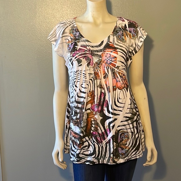 b. Friends ,butterflies pattern, top. - Picture 1 of 12